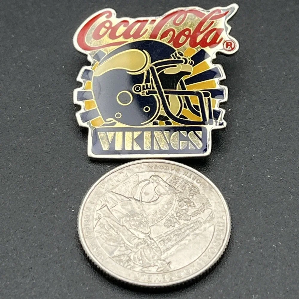 Vintage Coca-Cola Coke Minnesota Vikings Helmet NFL Football‎ Lapel Hat Pin